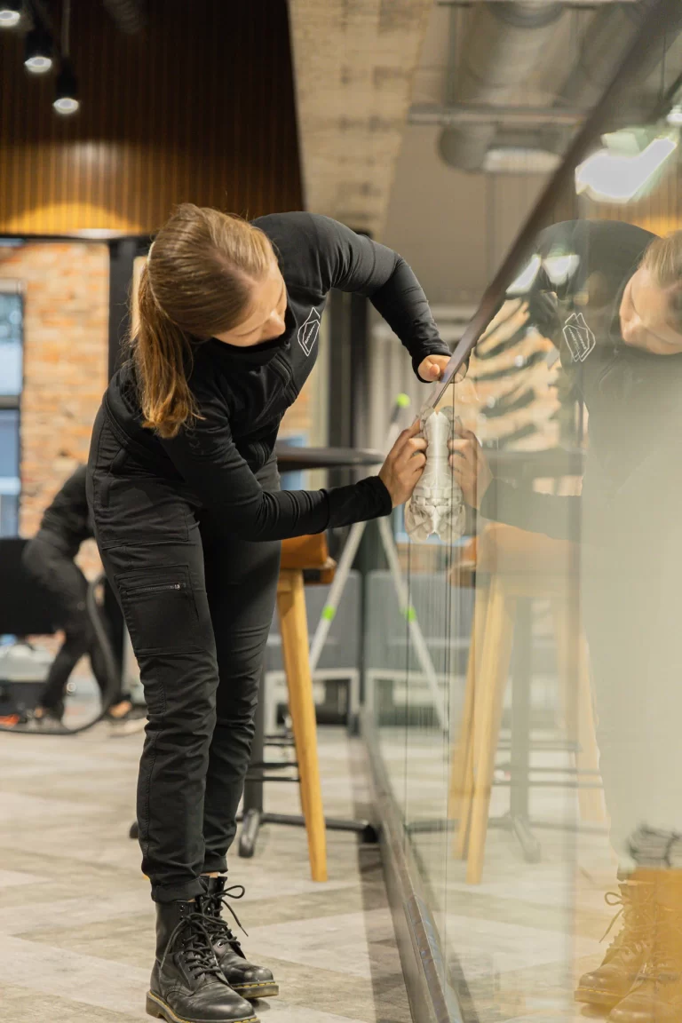 Pinnat kiiltävän puhtaaksi ammattilaisen toimesta.