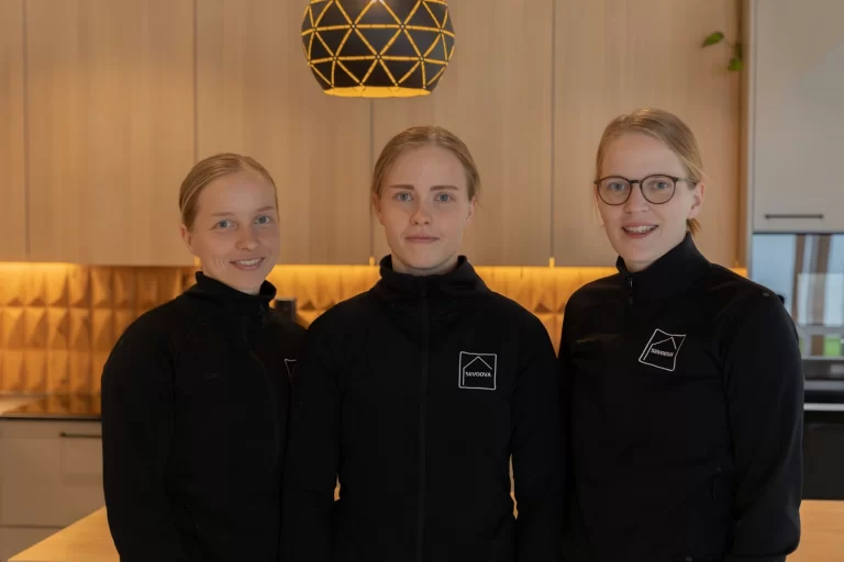 Siivoovan henkilökuntaa yhteiskuvassa.